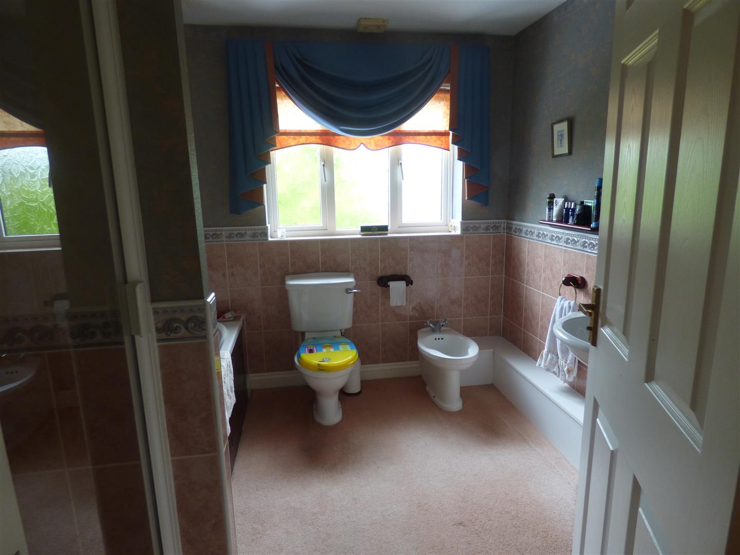 FAMILY BATHROOM